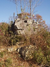 山頂の顔面岩
