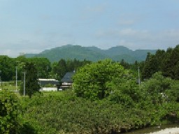 新川から見た円子山